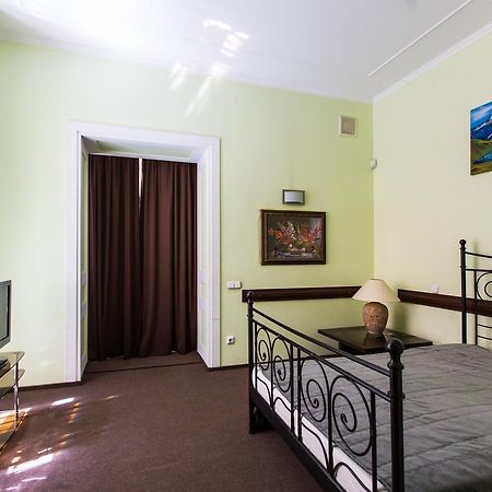 Luxury Central Two Bedroom Apartment Львов Экстерьер фото